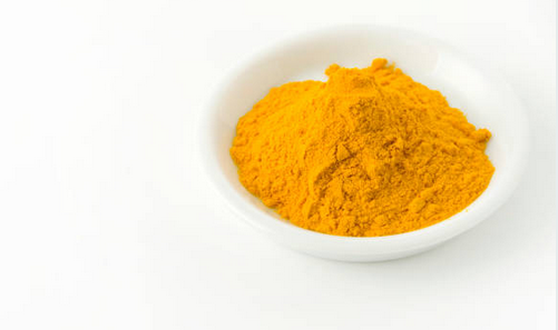 La poudre de curcuma est le principal ingrédient du curry