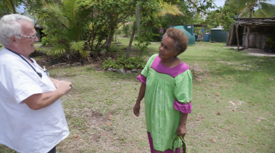 Échanges de pratiques médicales entre le docteur du dispensaire et une guérisseuse à Ouvéa © Aximée Productions