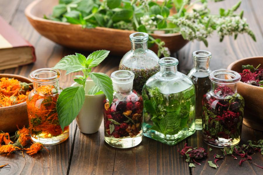 Les préparations de plantes médicinales sont multiples © Istock