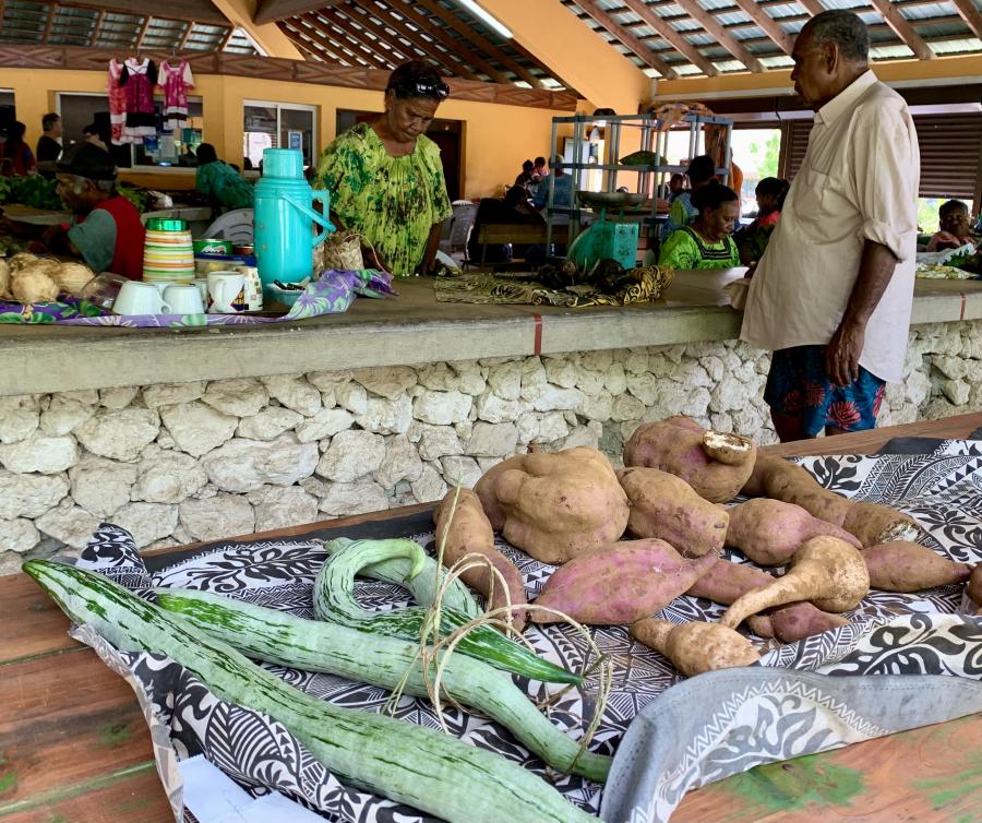 Haricots serpents et patates douces vendus au marché de Wé (Lifou) © Lincks